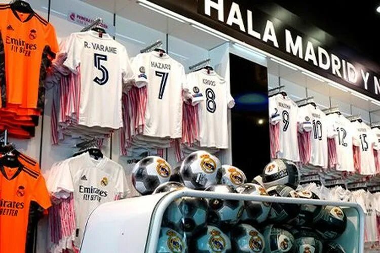 Реал магазин фото Foto : Toko Resmi Real Madrid Dirampok, Maling Jebol Pintu dengan Menabrakkan Mo