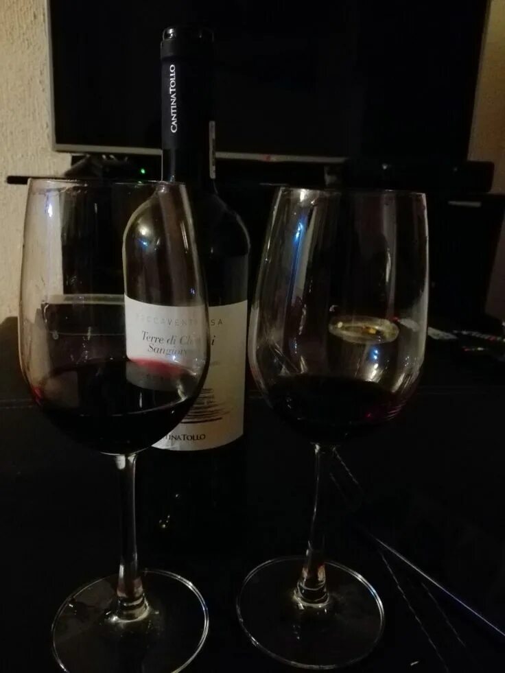 Реальное фото бокала вина Pin de Gaby Azcárate em Pensamientos... Fotografia de vinho, Taças de vinho, Noi