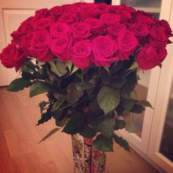 Реальное фото букетов цветов в квартире Red Roses in a Vase