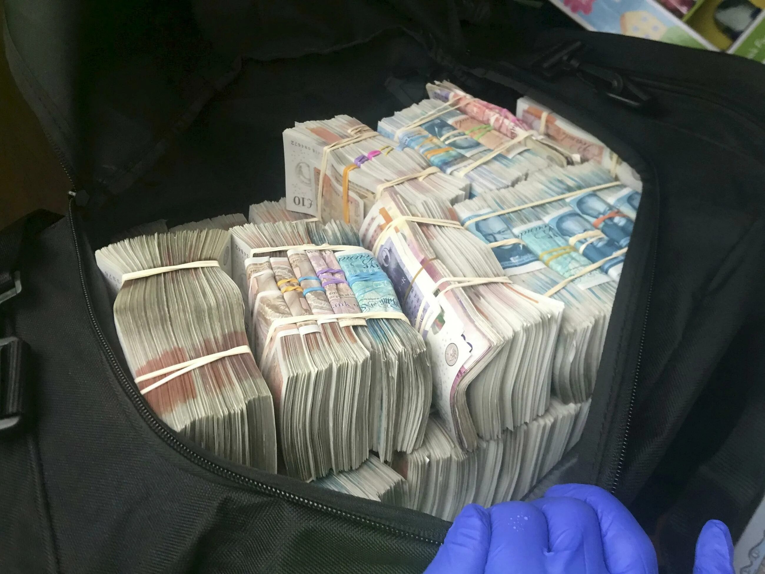 Реальное фото денег Police seize £ 400,000 in CASH found stashed in a bag after pulling van over on 