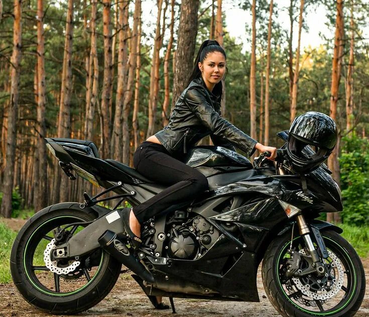 Реальное фото девушек на мотоцикле Lovely girl on fast motorbike Мотоцикл для девушки, Женский мотоцикл, Мотоцикл