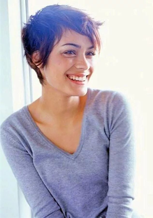 Реальное фото девушки с короткими волосами Shannyn Sossamon Short hair for boys, Thick hair styles, Short hair styles