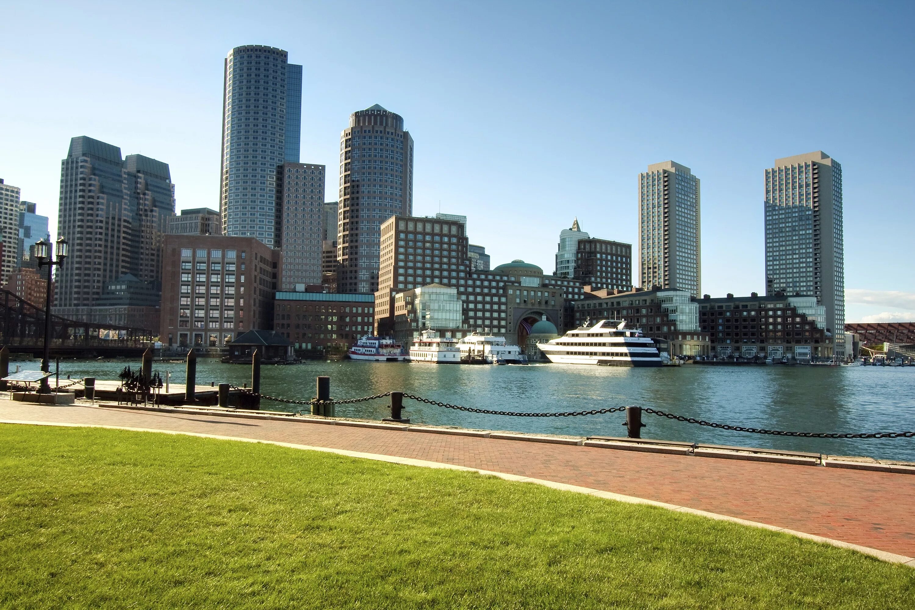 Реальное фото города Outdoor Fun in the Boston Sun