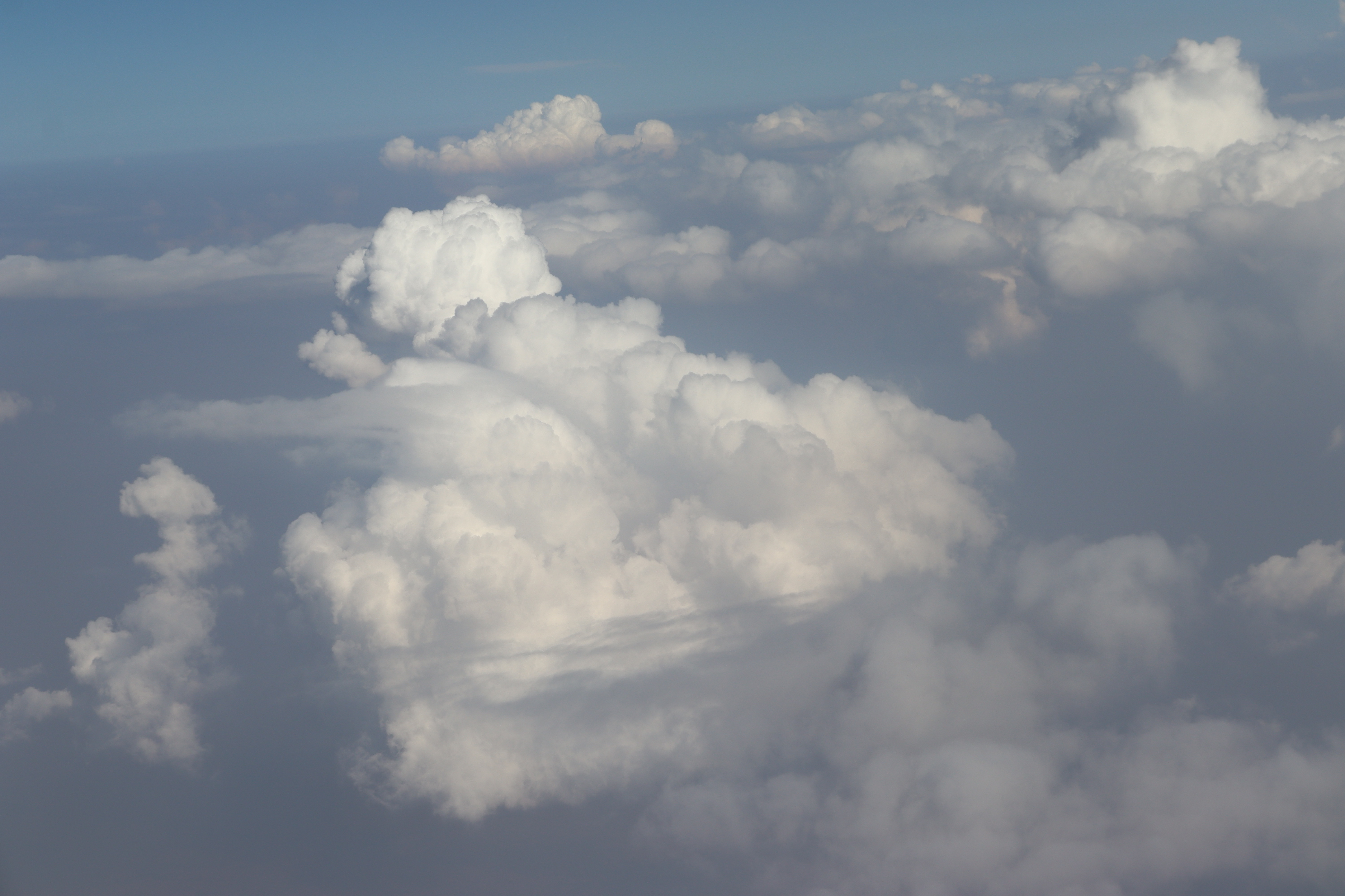 Реальное фото облаков File:Above the cloud from Air Vistara 11.jpg - Wikimedia Commons