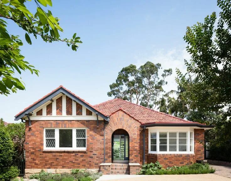 Реальное фото одноэтажных домов из кирпича This 1930s Bungalow in Sydney Was Preserved in the Front and Updated in the Back