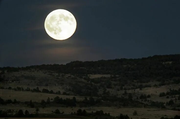 Реальные фото большой луны Pin de RossyEscaroz en Luna llena.. Fotos de la luna, Luna llena, Luna