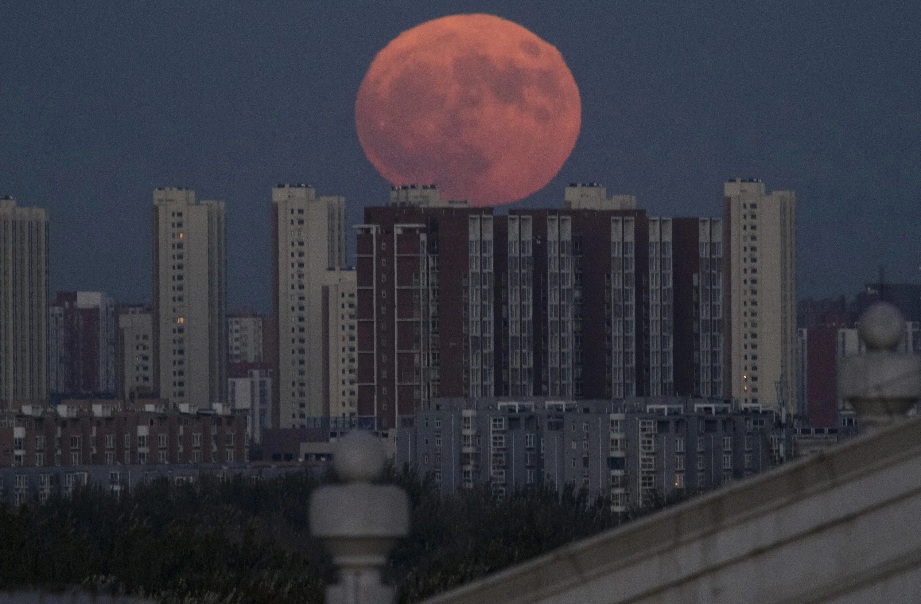 Реальные фото большой луны Supermoon spotters thwarted by superclouds as typical British weather spoils the