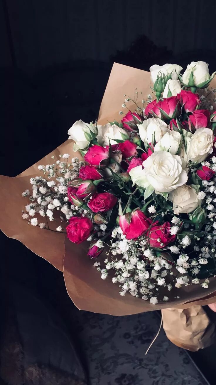 Реальные фото букетов цветов в руках Beautiful Bouquet of White and Red Flowers