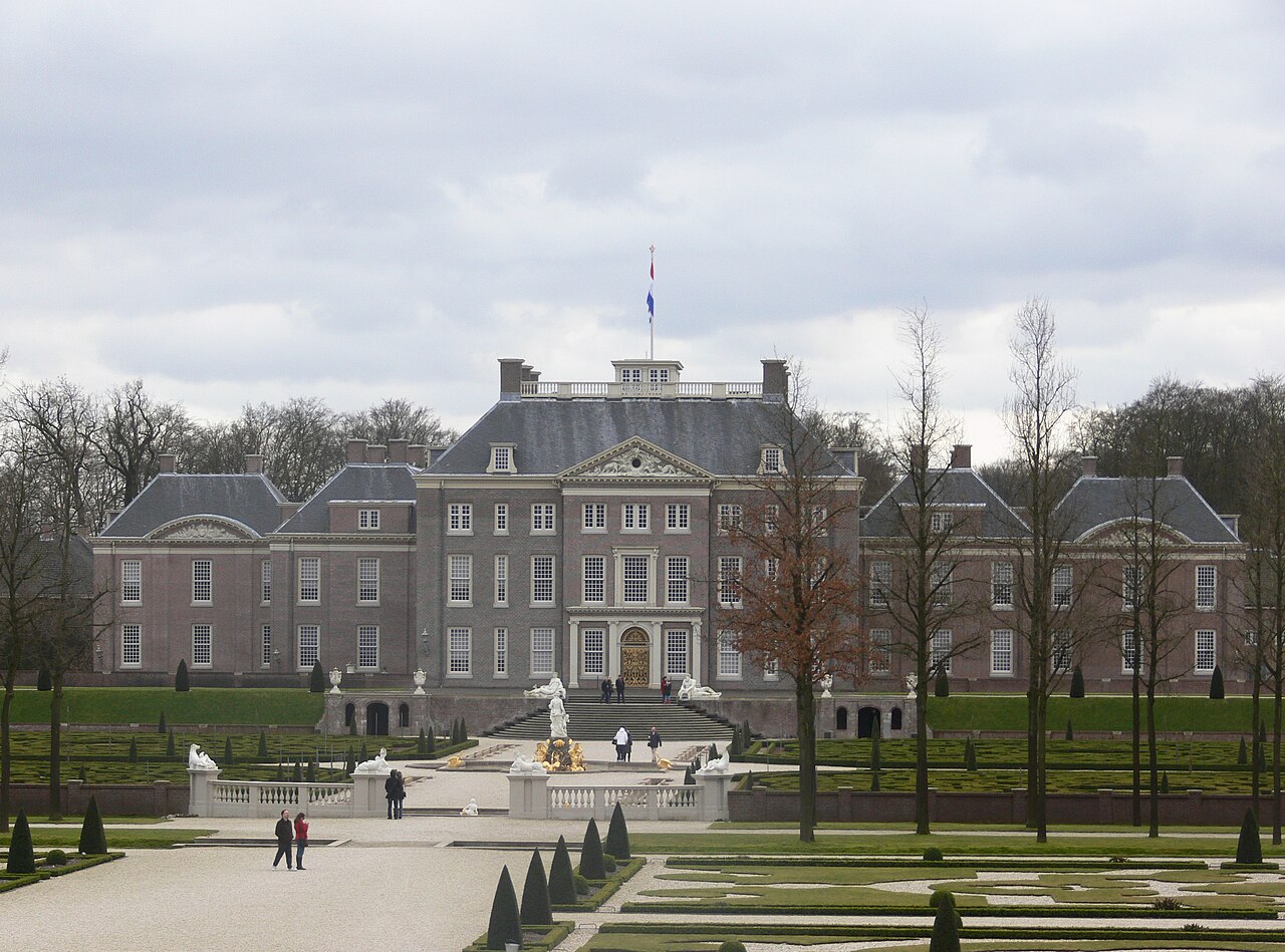 Реальные фото дворца File:het Loo Palace - View Of The Palace From The Garden.jpg 72B