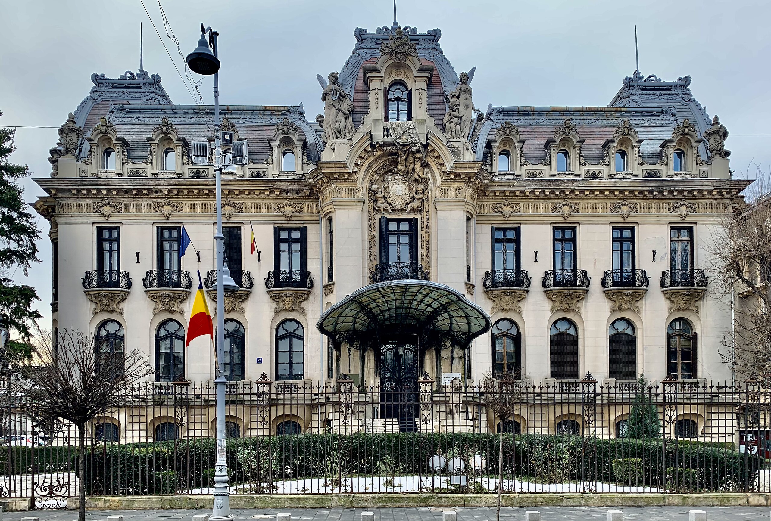 Реальные фото дворца Файл:The Cantacuzino Palace from Bucharest (Romania).jpg - Википедия