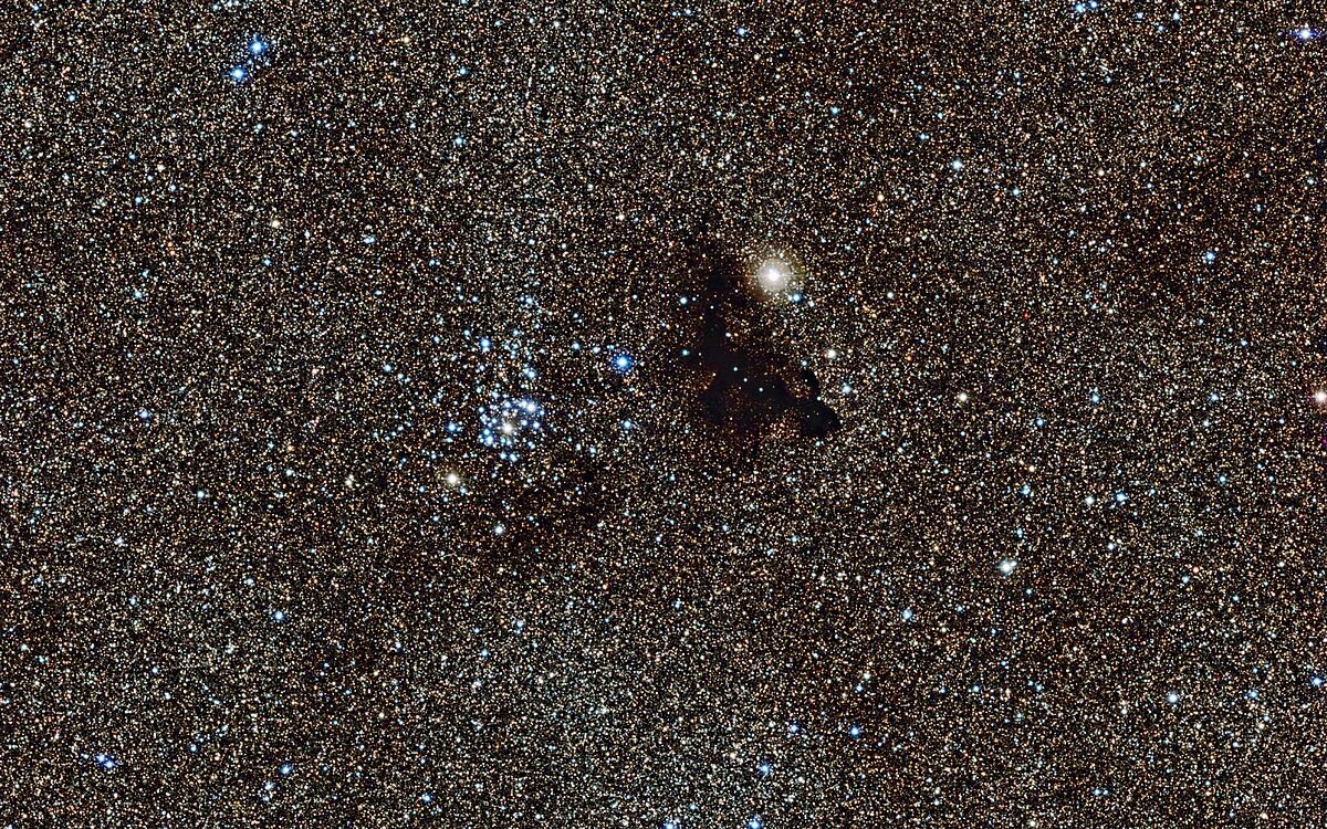 Реальные фото космоса без фотошопа Файл:Cluster NGC 6520 and the strangely shaped dark cloud Barnard 86.jpg - Викип