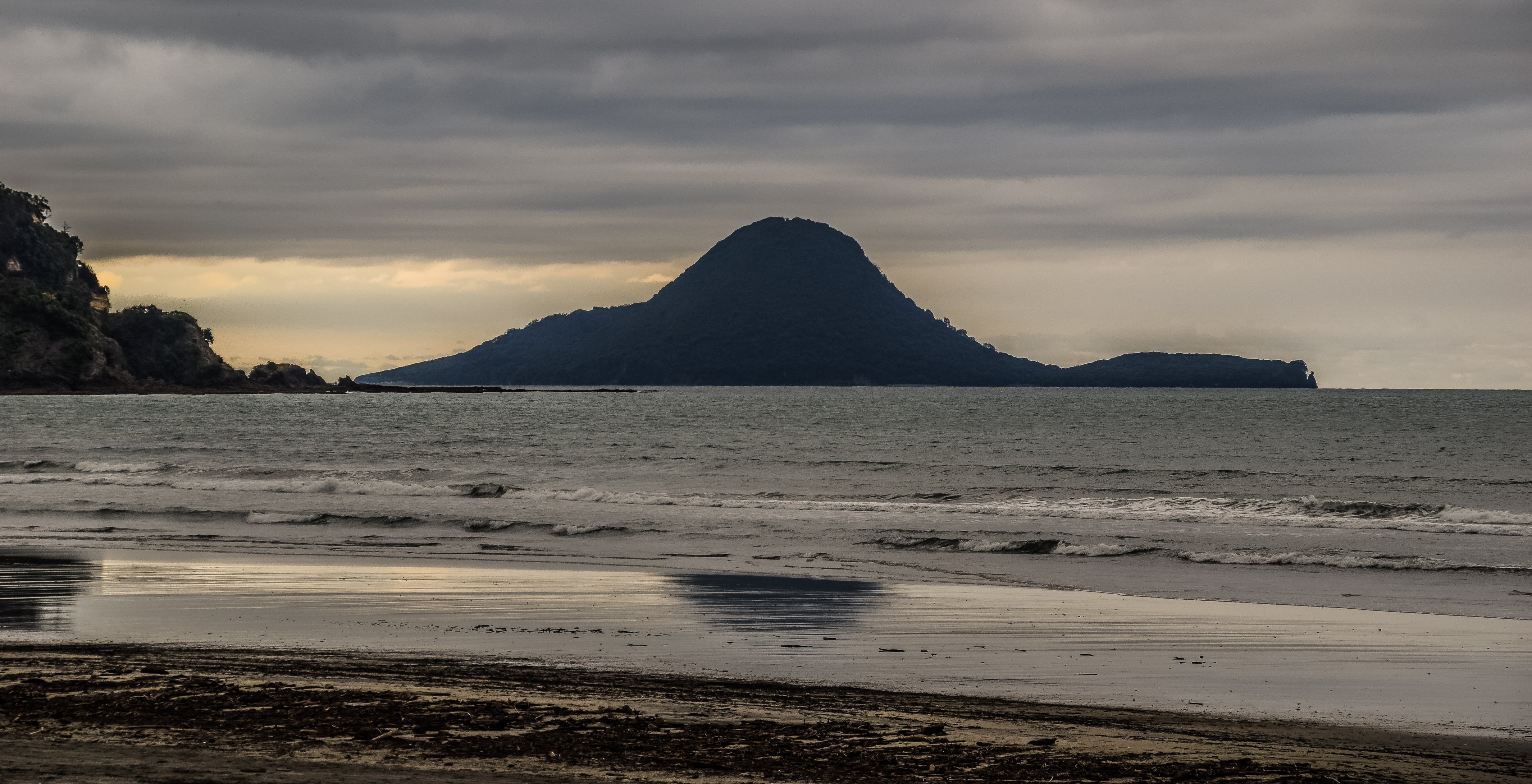 Реальные фото острова File:Moutohora Island from Ohope Beach 01.jpg - Wikimedia Commons