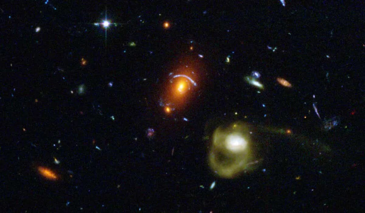 Реальные фото планет с телескопа Kosmischer Schatz: Hubble fängt erstaunliches Foto mit verschiedenen Arten von G