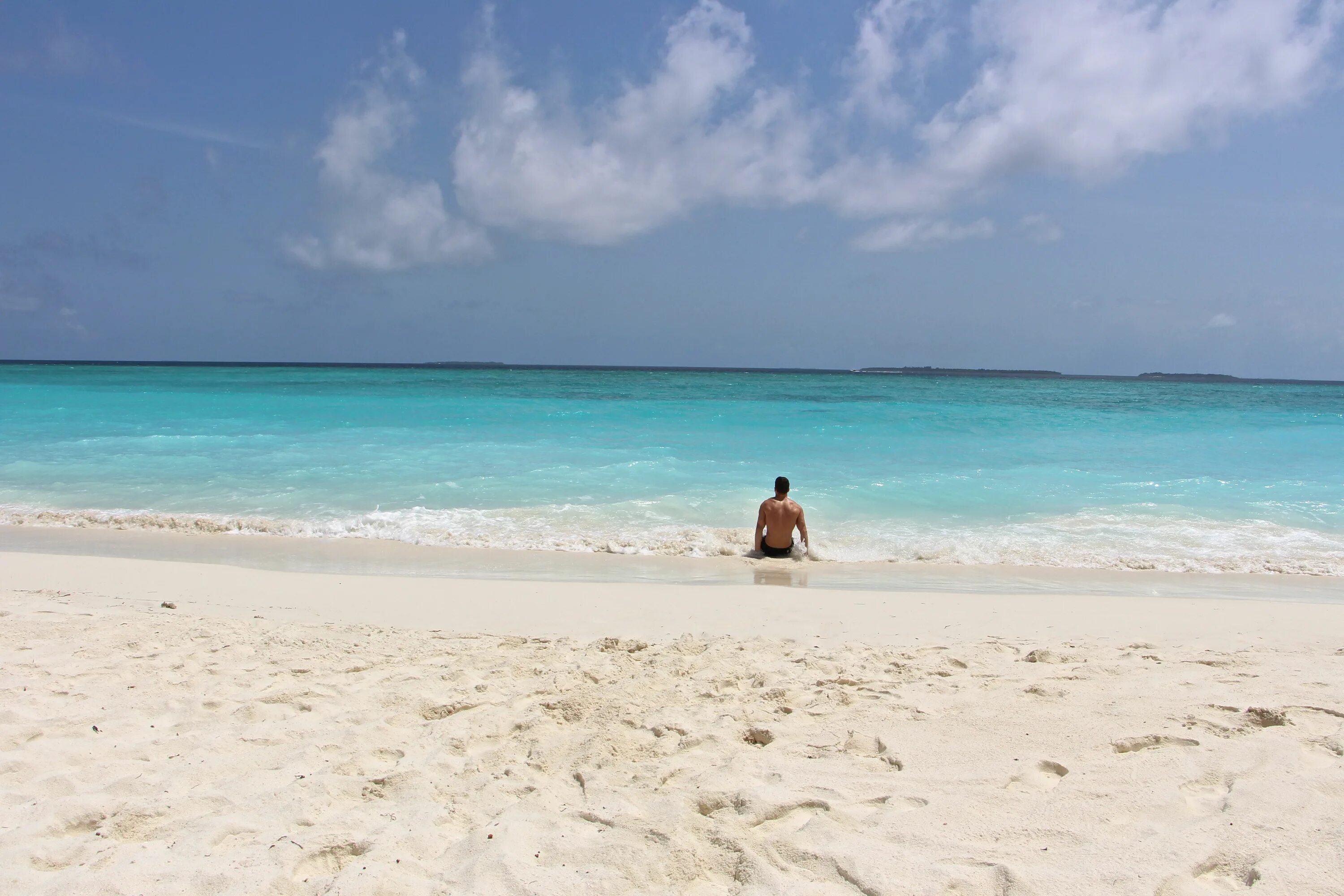 Реальные фото пляж Relaxing on the beach feet in the water ! https://www.facebook.com/backpackersma