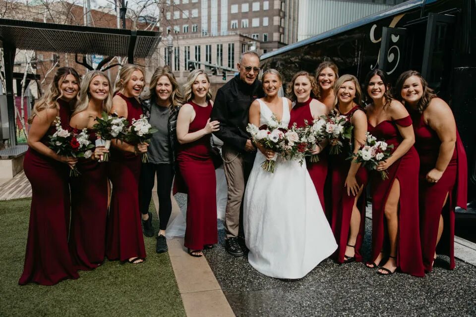 Реальные фото со свадьбы Tom Hanks surprises Pittsburgh bride on the way to her wedding: 'I'd love to get