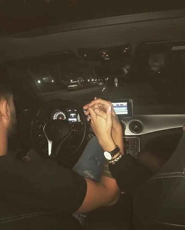 Реальные фото в машине без лица Épinglé par zoya sur holding hands Couple voiture, Idée photo insta, Idées de se