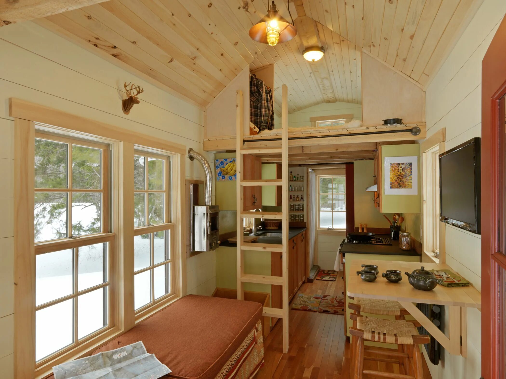 Реальные интерьеры дачных домов A Look Inside a Tiny House - Fine Homebuilding Modern tiny house, Tiny house liv