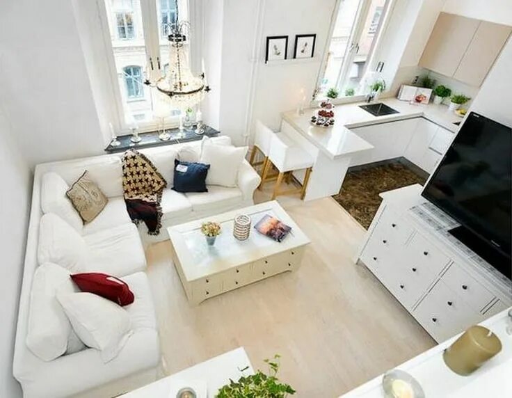 Реальные интерьеры маленьких квартир small apartment ideas - smart organisation Soggiorno per piccolo appartamento, A