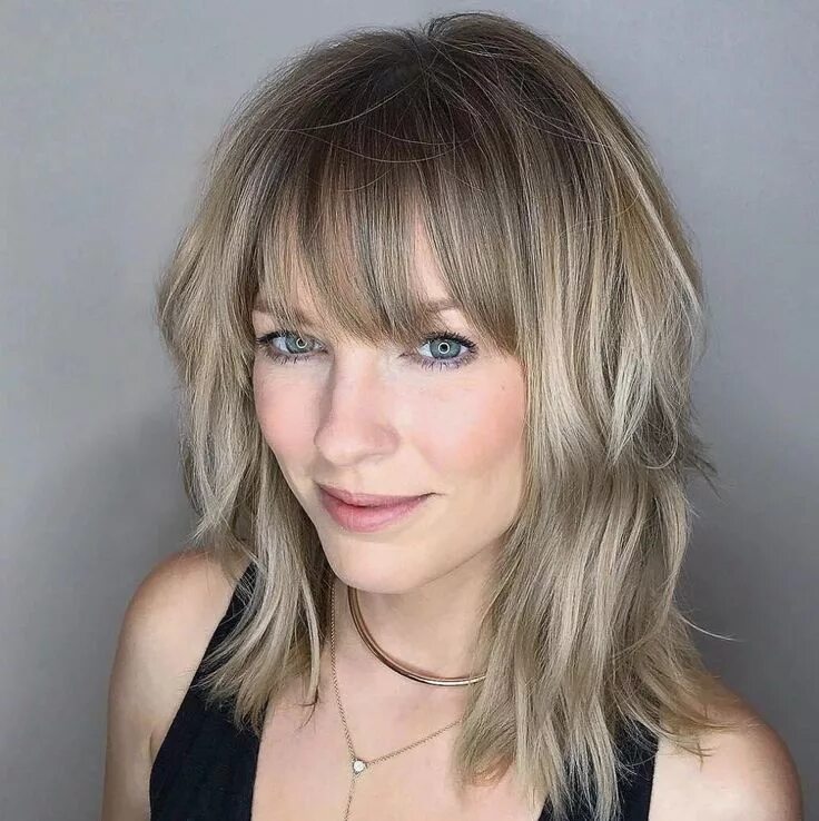 Реальные стрижки на средние волосы Medium Layered Cut With Bangs Modern shag haircut, Medium length hair cuts, Shag