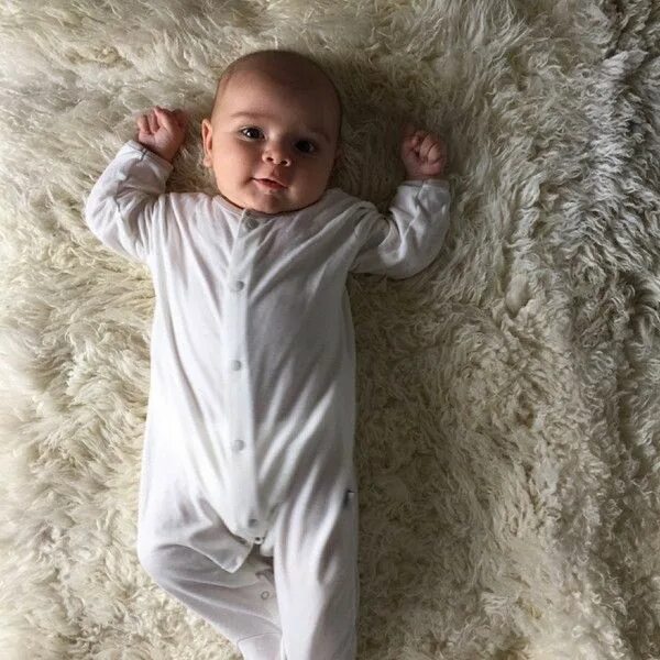 Ребенку 2 дня фото Kourtney Kardashian Shares First Photo of Baby Boy Reign Aston Disick - E! Onlin