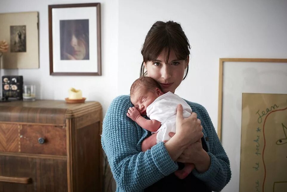 Ребенок 1 день фото Photographer Jenny Lewis captures mothers cradling newborns 24 hours after givin