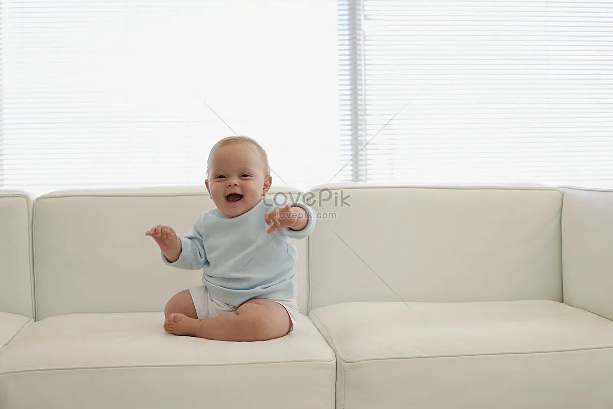 Ребенок на диване фото Baby Sitting On Sofa Picture And HD Photos Free Download On Lovepik