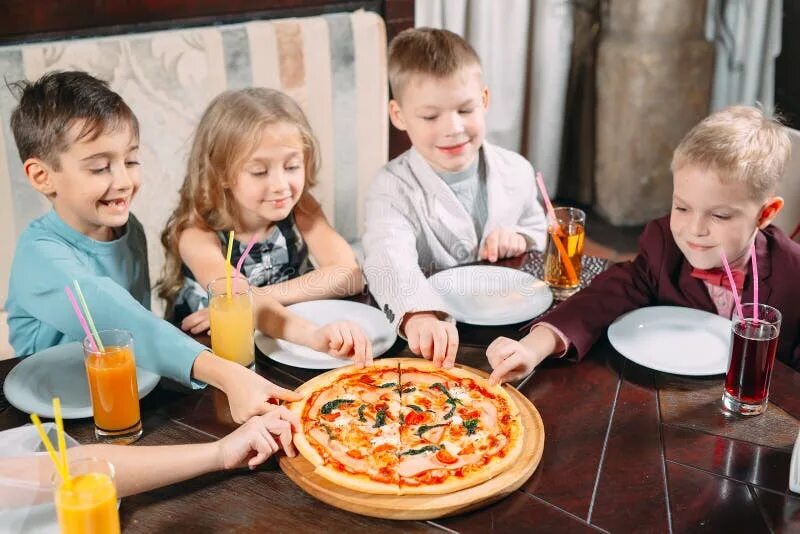 Ребенок пицца фото Company of Children Eat Pizza in the Restaurant Stock Image - Image of childhood