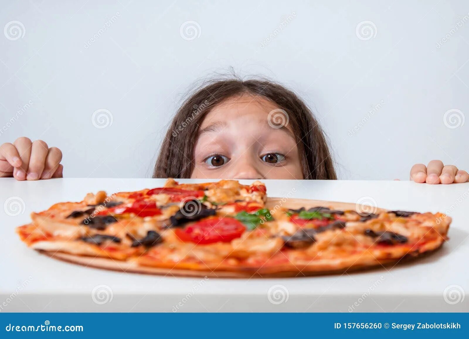 Ребенок пицца фото The Little Girl Looks at the Pizza. Child Found Pizza Stock Photo - Image of lun