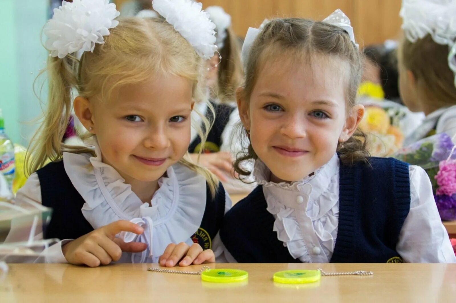 Ребенок в первом классе фото Акция "Помоги собраться в школу" продлится до 31 августа