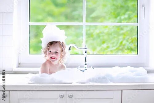 Ребенок в ванне фото Baby girl taking bath with foam фотография Stock Adobe Stock