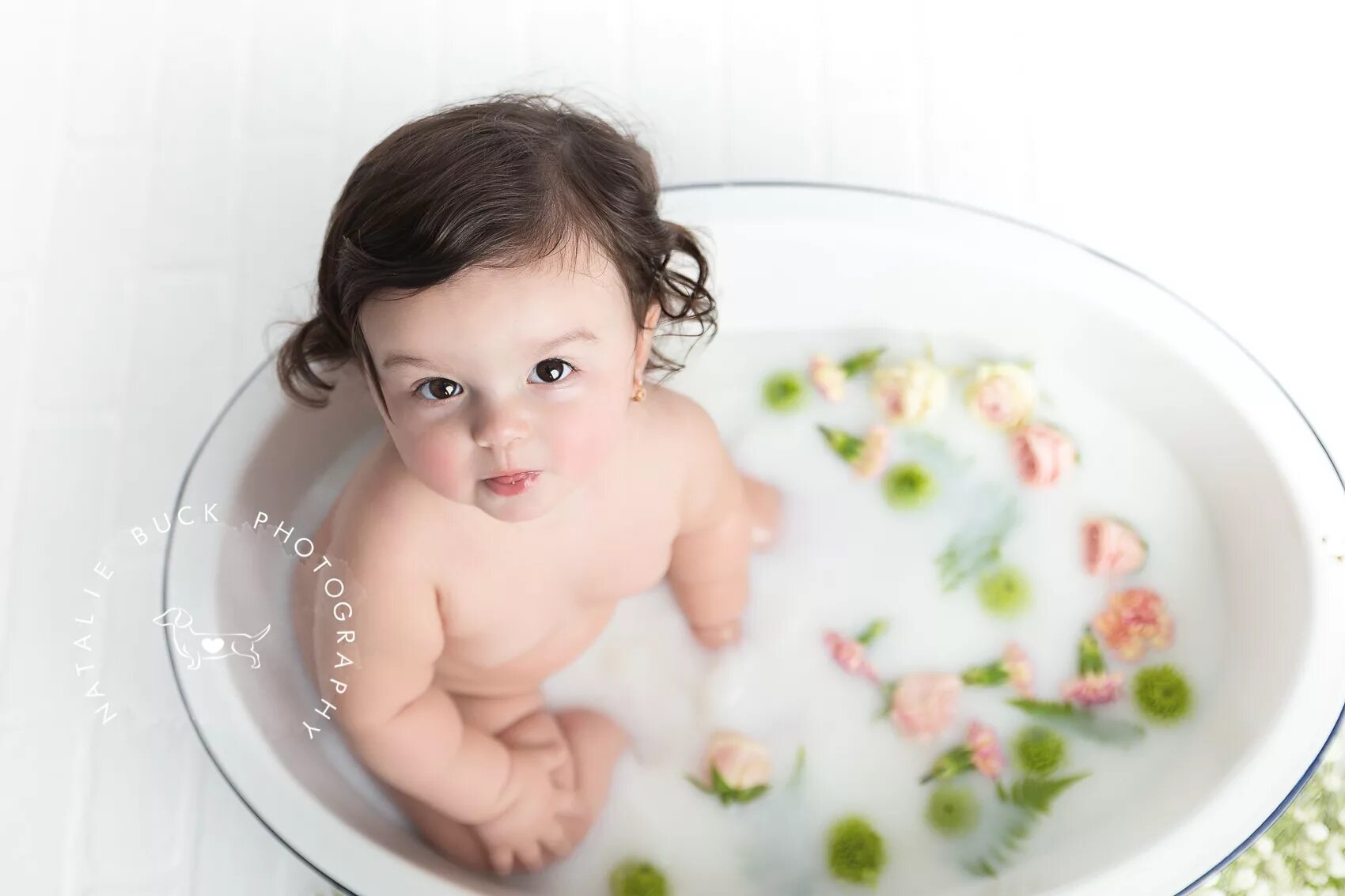 Ребенок в ванне фото Baby Milk Bath Sessions - Now available at Natalie Buck Photography