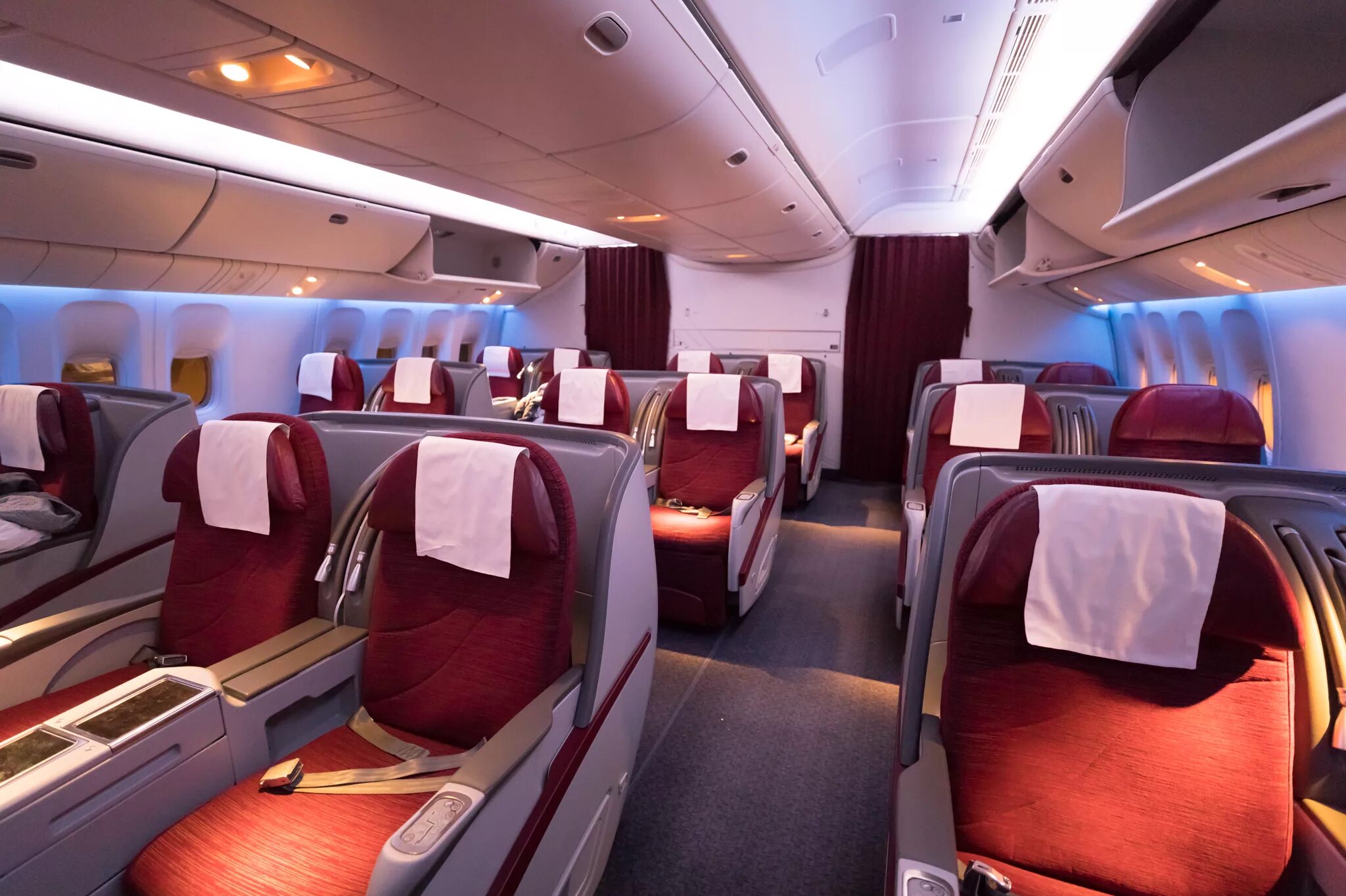 Ред вингс 777 200 фото салона Review - Qatar 777-200LR Business Class Doha - Auckland, The Longest Flight In T