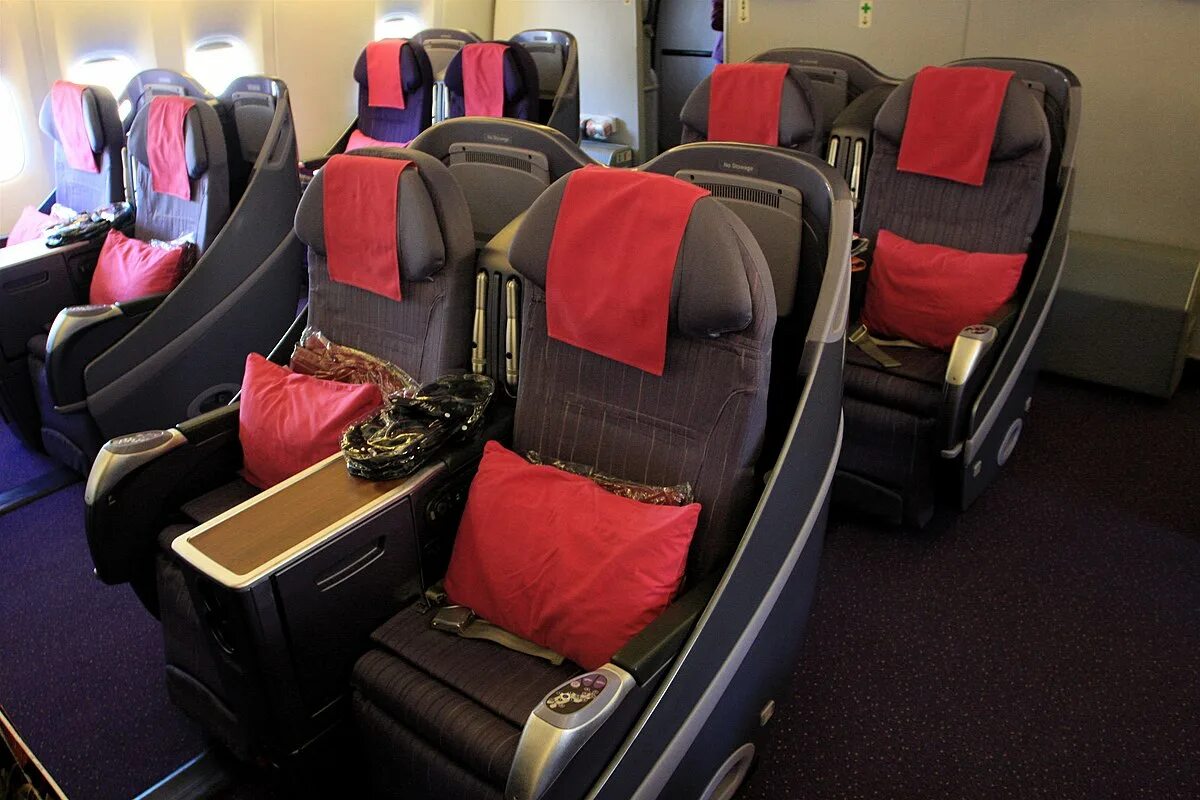 Ред вингс 777 200 фото салона File:Thai Airways Business Class Seats - 777-200ER.jpg - Wikipedia