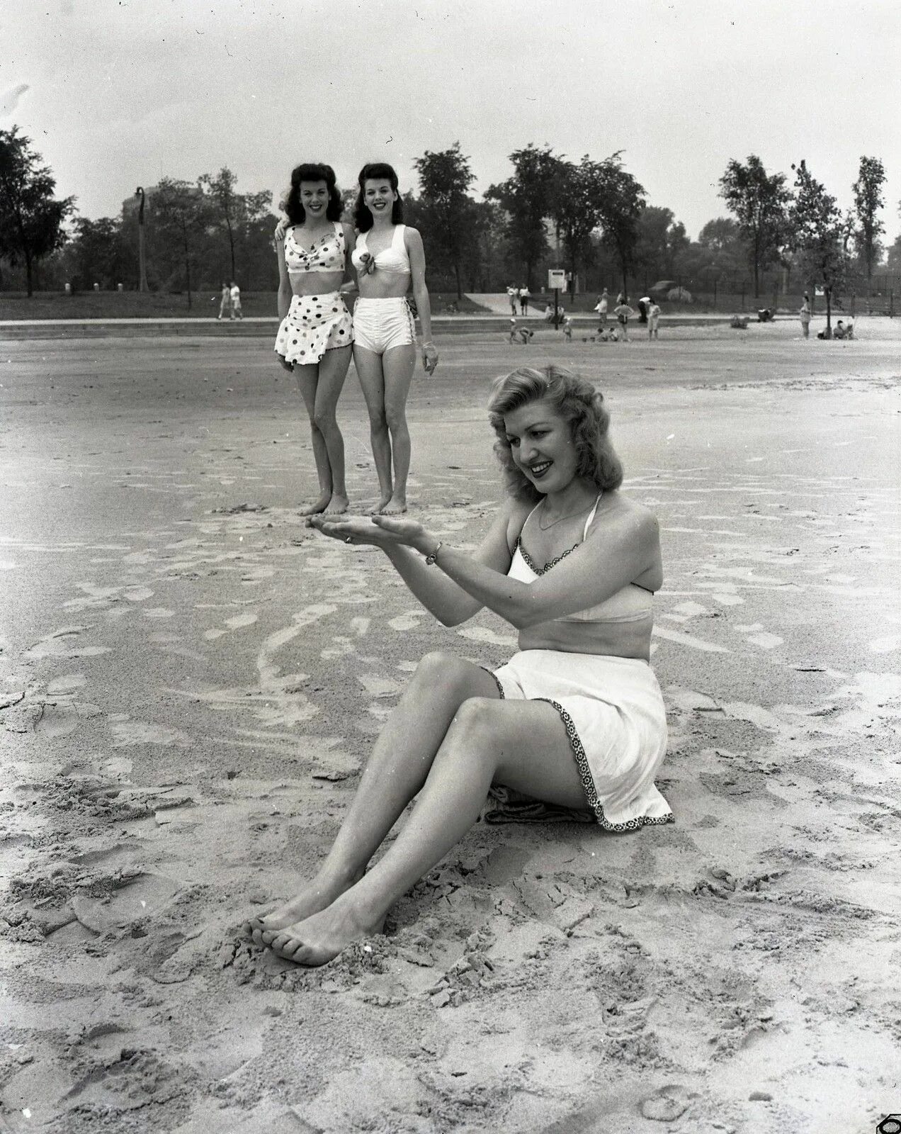 Редчайшие старые фото Ladies clowning around on the beach, 1945 style Vintage photos, Vintage photogra