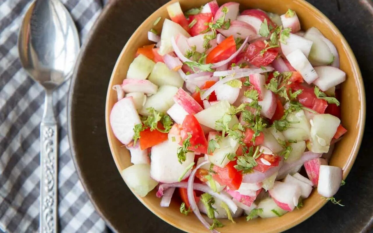 Редиска фото салат Cucumber, Red Radish, Tomatoes & Onion Salad Recipe Recipe Salad recipes, Tomato