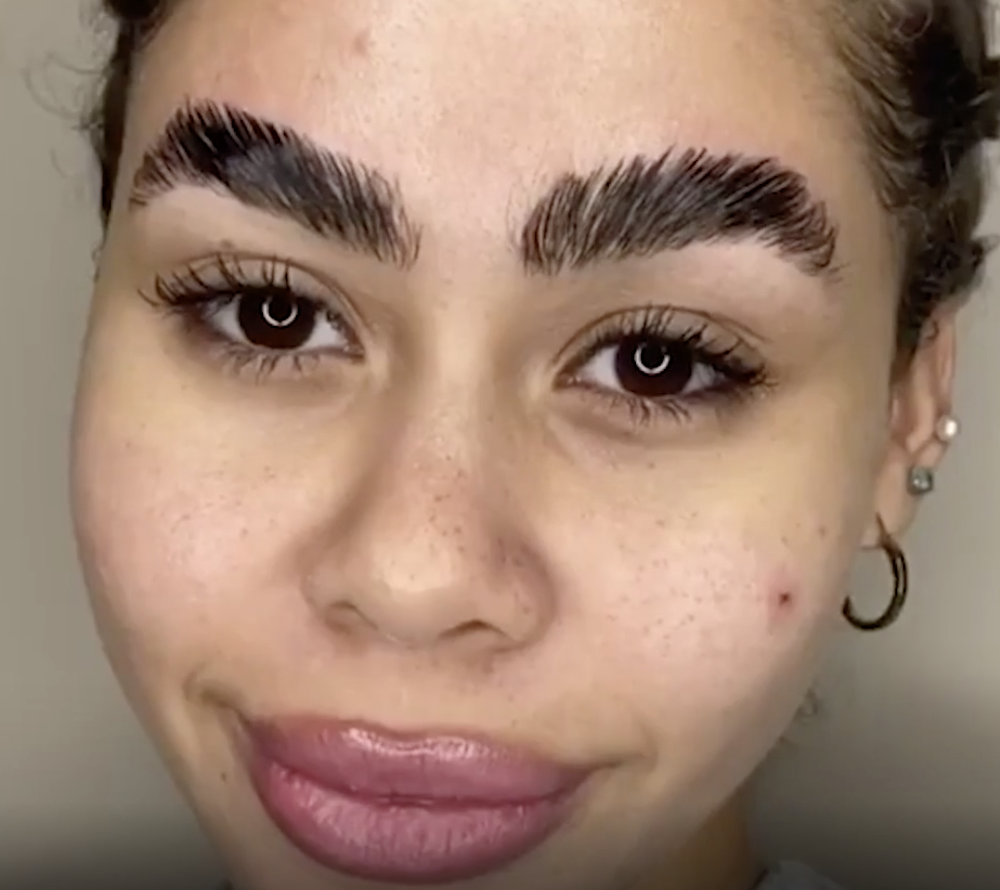 Редкие брови фото Influencer perfects her eyebrows using an eyelash perming kit