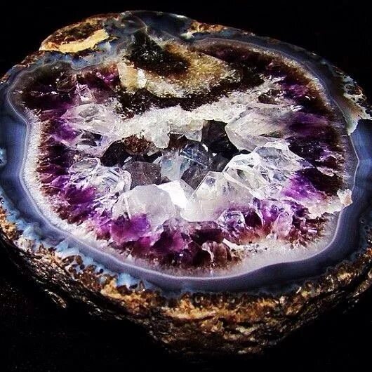 Редкие камни фото Amethyst Geode #Geology #GeologyPage #Geode #Mineral Geology Page www.geologypag