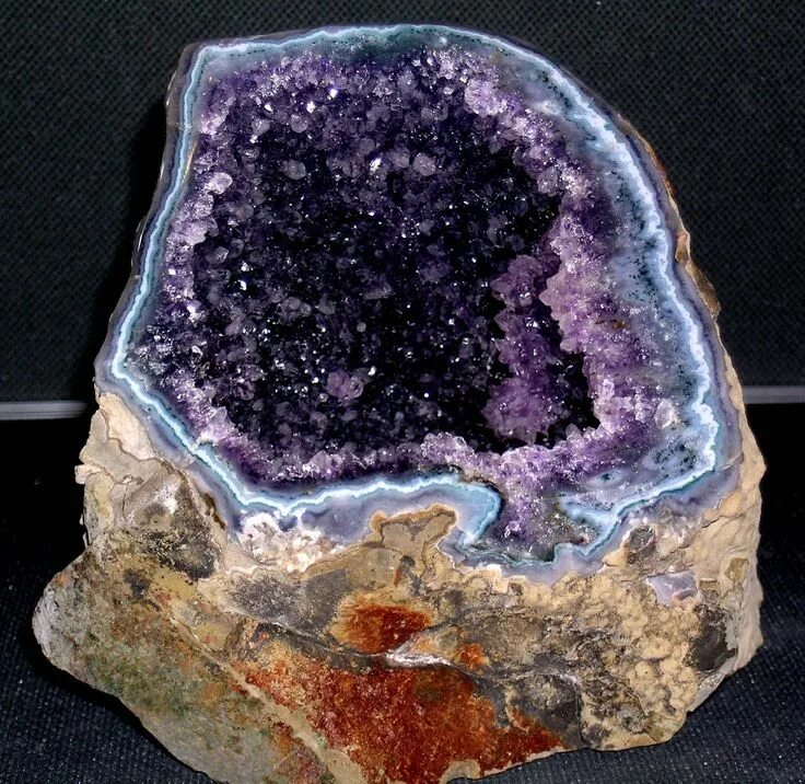 Редкие камни фото Quartz (Var: Amethyst) Crystals minerals, Rocks and gems, Rocks and minerals