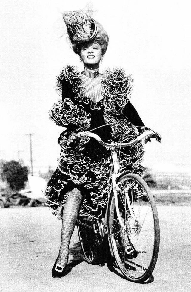 Редкие ретро фото Интересные и редкие ретро-фотографии Marlene dietrich, Bicycle girl, Old hollywo