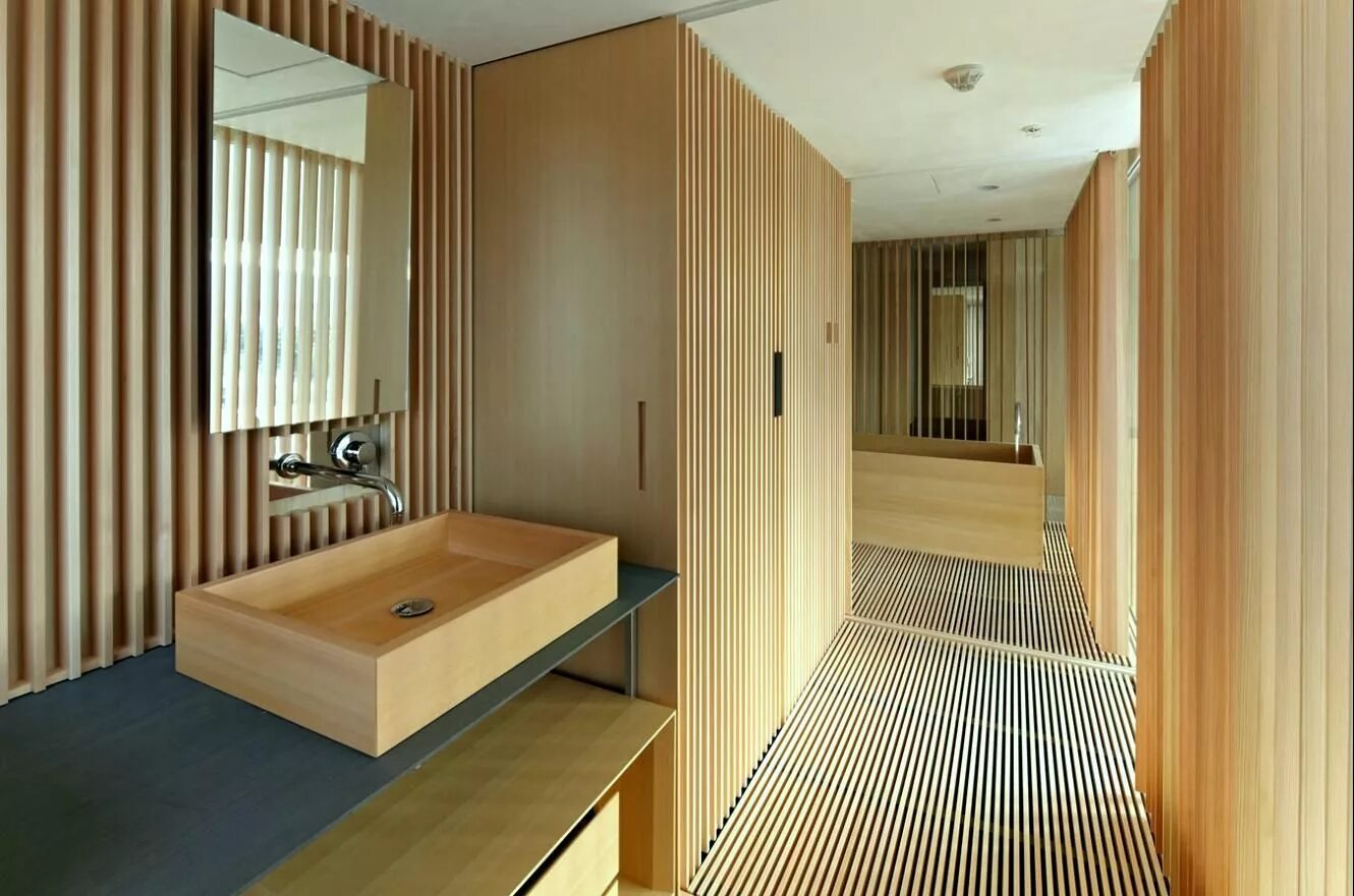 Реечные панели в ванной фото プ ロ ジ ェ ク ト 隈 研 吾 建 築 都 市 設 計 事 務 所 Japanese style bathroom, Hotel interior desi