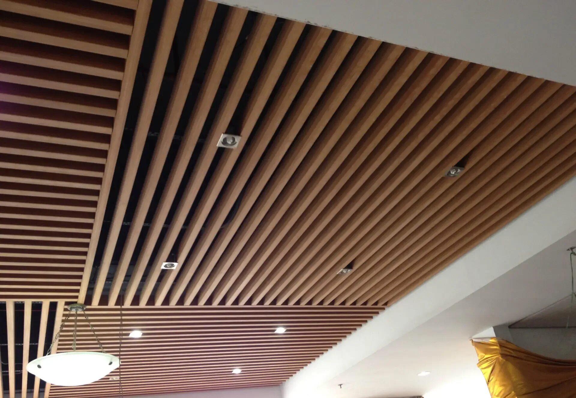 Реечный потолок в комнате фото Commercial Fireproof Aluminum Square Tube Strip False Ceiling Tiles For Decorati