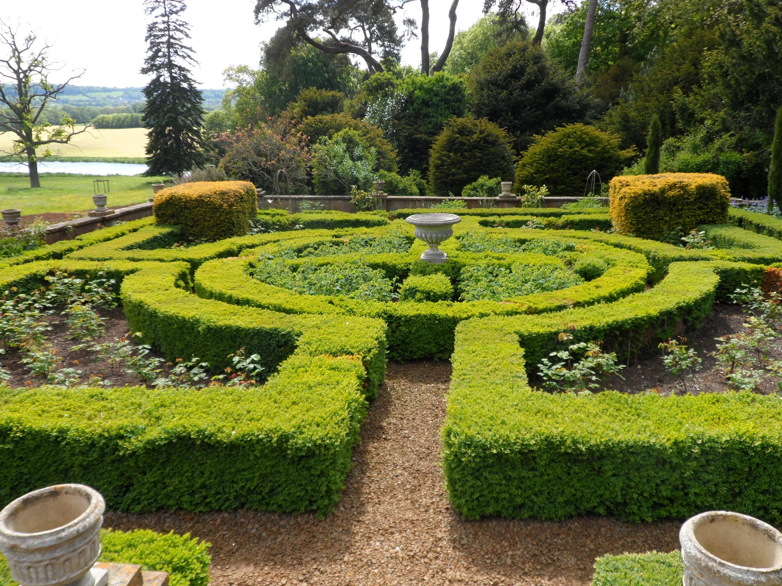 Регулярный стиль в ландшафтном дизайне File:Farnborough Hall Rose Garden 2.jpg - Wikipedia