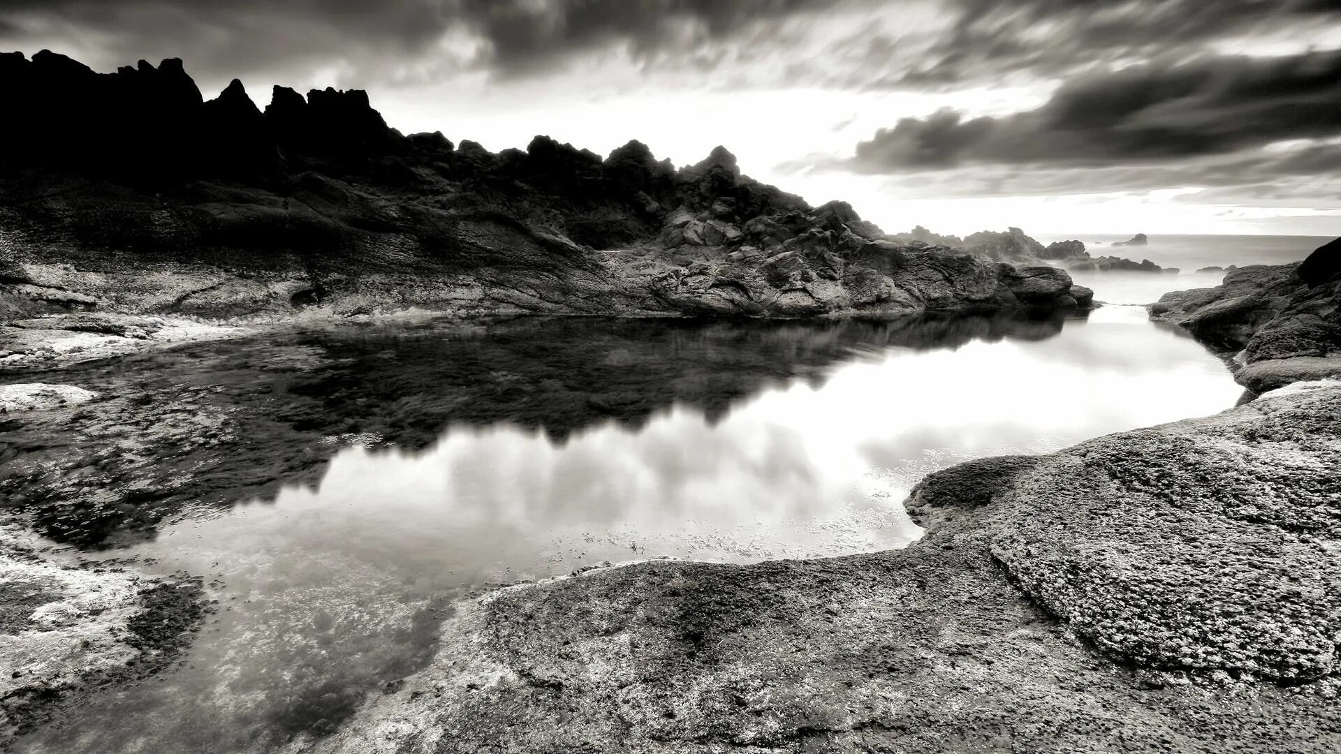 Река черно белое фото Black and white river, gray scale photography #river #mountain #cloud #ro. Black