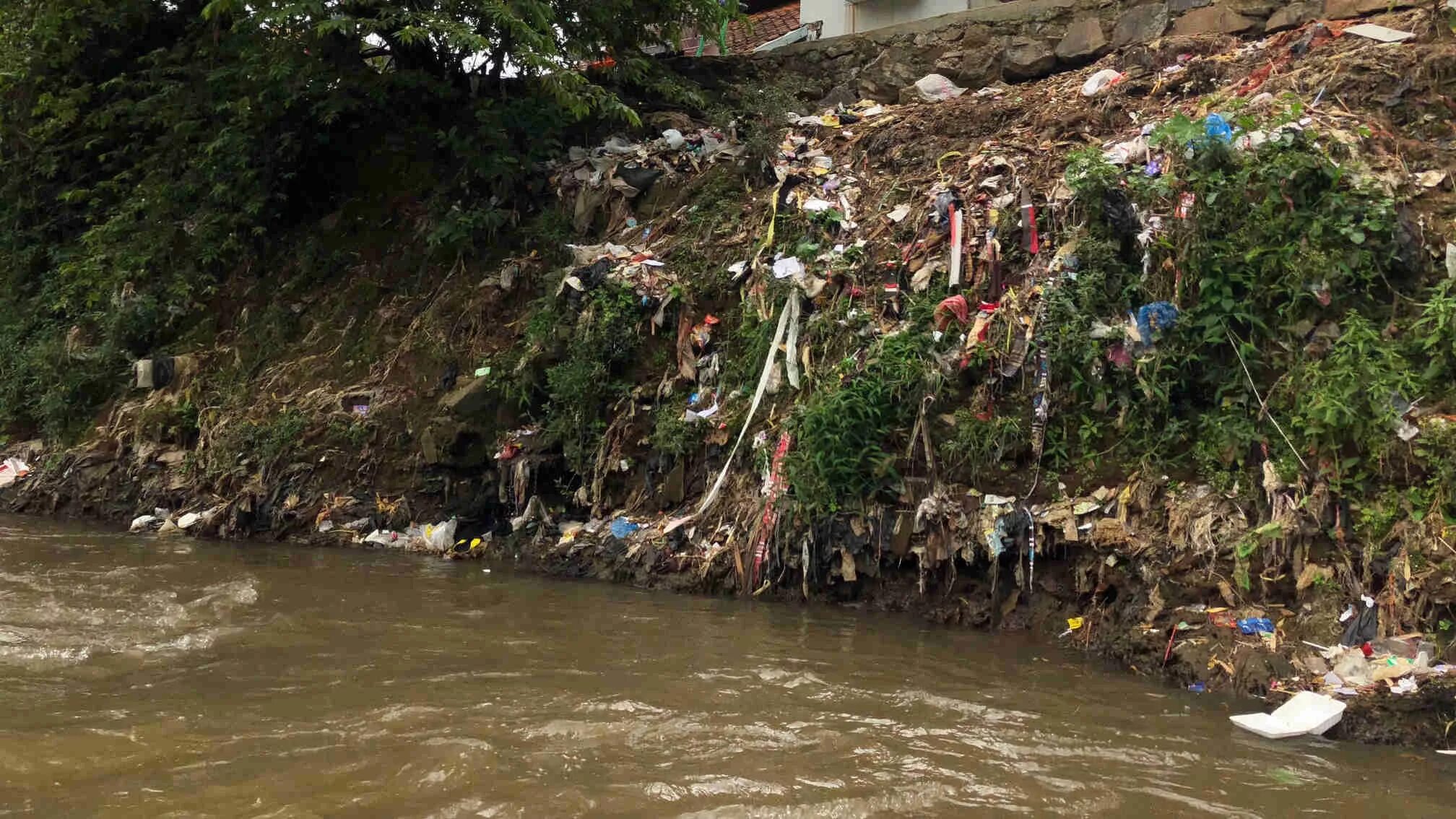 Река читарум фото Key but polluted Indonesian river set for cleanup - CGTN