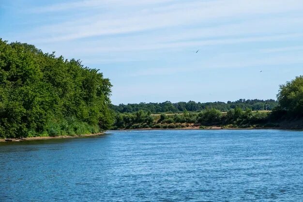 Река днепр фото Пляж с белым песком, голубое чистое море, яхта, волны, чистое небо Премиум Фото