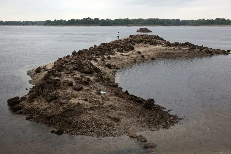 Река днепр сейчас фото Nazi Skeletons Emerge in Ukraine as Waters From Destroyed Dam Recede