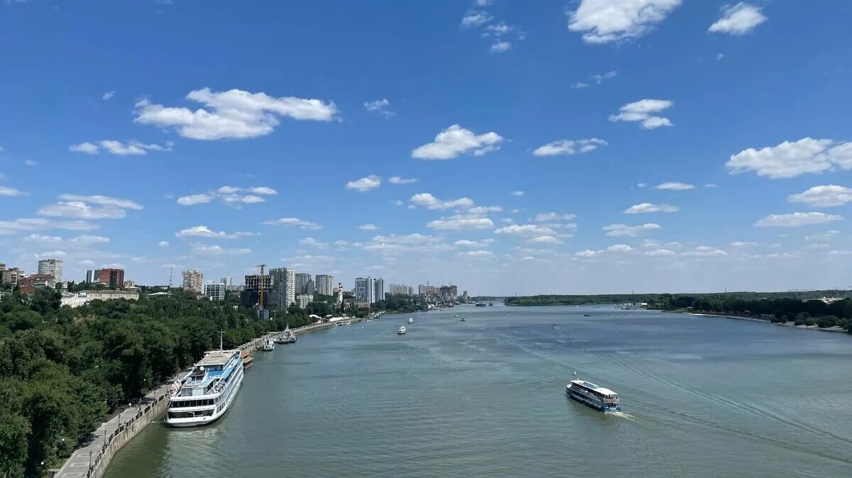 Река дон в ростове на дону фото В Ростове сильный ветер до 17 метров в секунду выдул воду в реке Дон - новости В