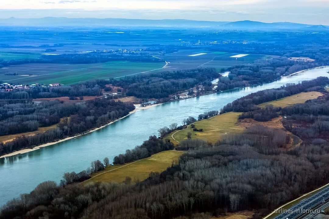 Река дунай фото Река Дунай при взлете из аэропорта Вены