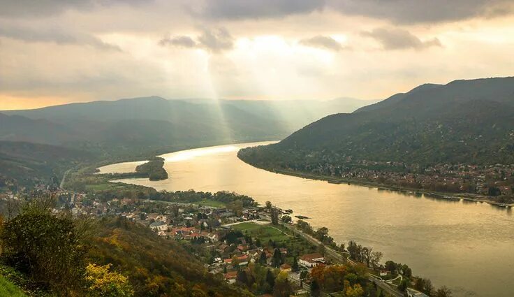 Река дунай фото Visegrad, Hungary: A Castle, Hike & River Views - Feather and the Wind Travel & 