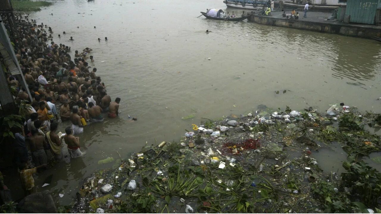 Река ганг фото India's Ganges River Now Filthier Than Ever, New Study Says The Weather Channel